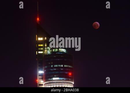 Wien, Wien: Mondfinsternis, Blutmond, Mondsanguin, Vollmond am Millennium Tower in der 20. Brigittenau, Wien, Österreich Stockfoto