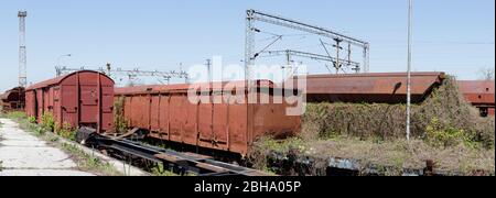 Verlassene Bahnhof Mit Alten Wagen Stockfoto