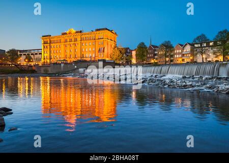 Altstadt von Hameln mit Weser bei Nacht, Deutschland Stockfoto