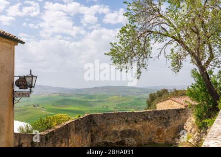 Blick auf das Val d'Orcia vom Panoramastraß von Pienza, Siena, Toskana, Italien Stockfoto