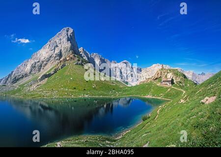 Karnischen Alpen mit Seekopf, Wolayer See und Wolayer Seehütte, blauer Himmel, Kärnten, Österreich (Alpenkriegsort des Ersten Weltkriegs) Stockfoto