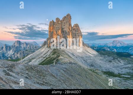 Die drei Gipfel des Lavaredo im Morgengrauen, an der Grenze zwischen Venetien und Südtirol, Dolomiten, Italien, Europa Stockfoto