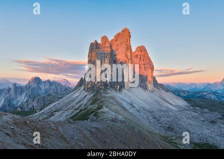 Die drei Gipfel des Lavaredo im Morgengrauen, an der Grenze zwischen Venetien und Südtirol, Dolomiten, Italien, Europa Stockfoto