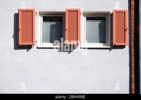 Ein offener neuer Holzverschluss in einem Wohnhaus. Stockfoto