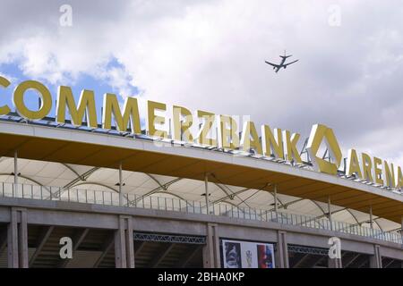 Frankfurt, Deutschland, fliegt EIN Flugzeug über das Stadiondach und das Logo der Commerzbank Arena, der Heimat des Fußballvereins Eintracht Frankfurt Stockfoto