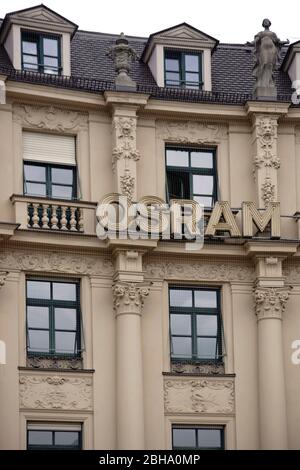 München, Deutschland, das Logo der Firma Osram, einem Hersteller von Glühbirnen in einem historischen Gebäude in der Altstadt Stockfoto