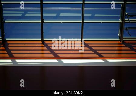 Die Details der Rand eines modernen Dachkonstruktion Dach und Fenster anzeigen. Stockfoto