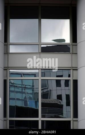 Reflexionen und Details der umliegenden Messe Gebäude in der Fassade in einer Halle der Messe Berlin. Stockfoto