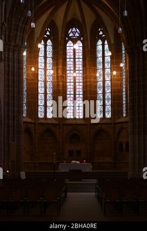 Kaiserslautern, Deutschland, der Altar und das dunkle Säulengewölbe der Stiftskirche St. Martin und St. Maria Stockfoto