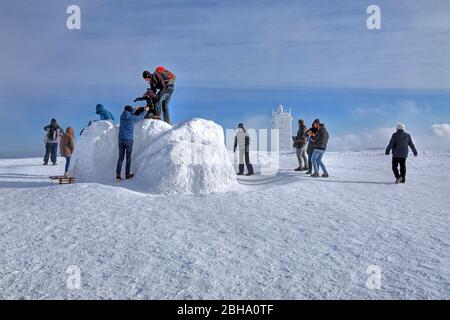 Wanderer auf dem Gipfel im Winter, Brocken, Wernigerode, Naturpark Harz, Sachsen-Anhalt, Deutschland Stockfoto