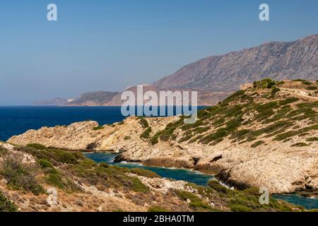 Panoramablick auf ein Meer und Inseln von der Spitze des Berges, auf der Insel Kreta, Griechenland. Stockfoto