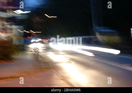 Das Licht Spuren eines schnell vorbeifahrenden Autos in der Nacht. Stockfoto