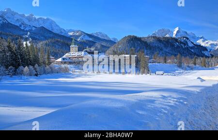 Schloss Elmau im Winter gegen Wettersteingebirge und Karwendelgebirge, Elmau, bei Klais, Werdenfelser Land, Oberbayern, Bayern, Deutschland Stockfoto