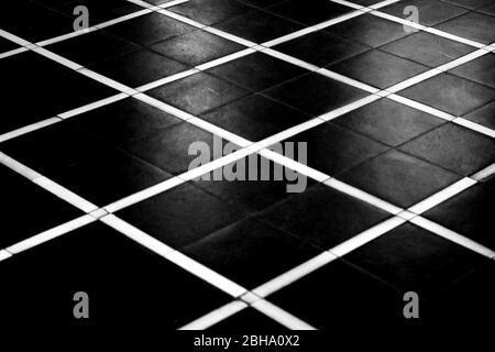 Der hohe Kontrast Blick von oben auf die geometrisch angeordnete Bodenplatten einer Lobby in schwarz-weißen Muster. Stockfoto