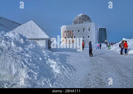 Wanderer auf dem Gipfel mit Brockenhaus im Winter, am Brocken, Wernigerode, Naturpark Harz, Sachsen-Anhalt, Deutschland Stockfoto