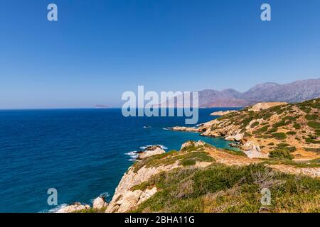 Panoramablick auf ein Meer und Inseln von der Spitze des Berges, auf der Insel Kreta, Griechenland. Stockfoto