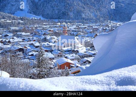 Stadtpanorama mit Pfarrkirche St. Peter und Paul im Winter, Mittenwald, Werdenfelser Land, Oberbayern, Bayern, Deutschland Stockfoto