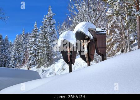 Schneebedeckte Kruzifixe auf dem Kalvarienberg, Mittenwald, Werdenfelser Land, Oberbayern, Bayern, Deutschland Stockfoto