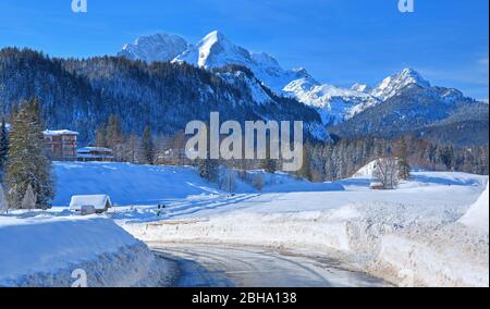 Winterstimmung mit Blick auf die Alpspitze, in Elmau, bei Klais, Werdenfelser Land, Oberbayern, Bayern, Deutschland Stockfoto