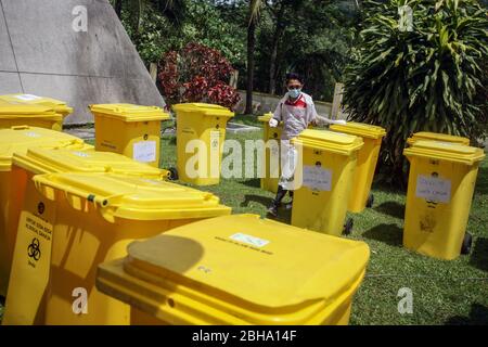 Gesundheitsarbeiter haben gesehen, wie sie bei einem kostenlosen Coronavirus-Screening-Service in Kuala Lumpur, Malaysia, biogefährliche Abfälle gesammelt haben. April 2020. Länder auf der ganzen Welt ergreifen verstärkt Maßnahmen, um die Ausbreitung des SARS-CoV-2-Coronavirus, das die COVID-19-Krankheit verursacht, einzudämmen. (Foto: Zulfadhli Zaki/Pacific Press/Sipa USA) Quelle: SIPA USA/Alamy Live News Stockfoto