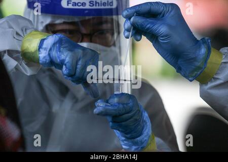 Gesundheitsarbeiter hat eine Probe bei einem kostenlosen Coronavirus Community Screening Service in Kuala Lumpur, Malaysia genommen. April 2020. Länder auf der ganzen Welt ergreifen verstärkt Maßnahmen, um die Ausbreitung des SARS-CoV-2-Coronavirus, das die COVID-19-Krankheit verursacht, einzudämmen. (Foto: Zulfadhli Zaki/Pacific Press/Sipa USA) Quelle: SIPA USA/Alamy Live News Stockfoto