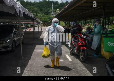 Gesundheitsarbeiter haben gesehen, wie sie bei einem kostenlosen Coronavirus-Screening-Service in Kuala Lumpur, Malaysia, biogefährliche Abfälle gesammelt haben. April 2020. Länder auf der ganzen Welt ergreifen verstärkt Maßnahmen, um die Ausbreitung des SARS-CoV-2-Coronavirus, das die COVID-19-Krankheit verursacht, einzudämmen. (Foto: Zulfadhli Zaki/Pacific Press/Sipa USA) Quelle: SIPA USA/Alamy Live News Stockfoto