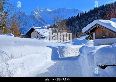 Schneebedecktes Dorf am Karwendelgebirge mit Karwendelspitze, Gerold, bei Klais, Werdenfelser Land, Oberbayern, Bayern, Deutschland Stockfoto
