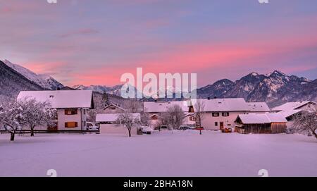 Blick auf Zugspitze und Kramerspitz, Ohlstadt, das Blaue Land, Oberbayern, Bayern, Deutschland Stockfoto