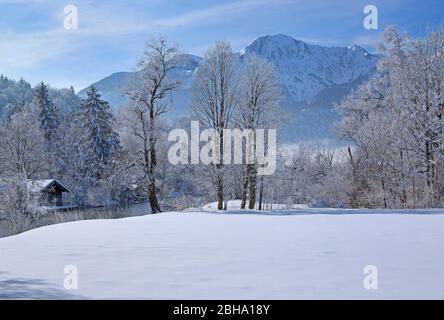 Winterlandschaft mit Fluss Loisach und Blick auf den Herzogstand, bei Kochel, das blaue Land, Oberbayern, Bayern, Deutschland Stockfoto