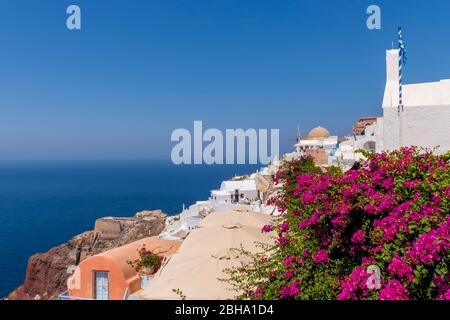Schöne Aussicht auf fabelhafte malerische Dorf Oia mit traditionellen weißen Häusern und Windmühlen in Santorini Insel, Griechenland Stockfoto