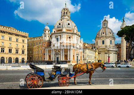 Pferdekutsche vor dem historischen Gebäude in Rom, Italien Stockfoto