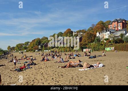 Deutschland, Hamburg, Övelgönne, Villen und Strand am Elbufer Stockfoto