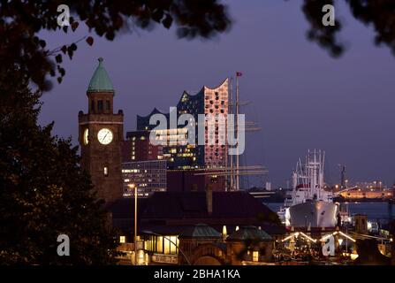 Europa, Deutschland, Hamburg, Hafen, Glasturm und Elbphilharmonie, Kehrwiederspitze, Cap San Diego, Museumsschiff, Stockfoto