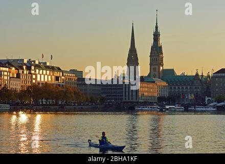 Europa, Deutschland, Hamburg, Stadt, Binnenalster, Stadttürme, Tretboot, Abendlicht, Stockfoto