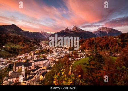 Idyllische Berglandschaft im Herbst, Alpen, Blick auf Berchtesgaden Stockfoto