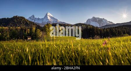 Idyllische Berglandschaft in den Alpen, Wiese vor Watzmann und Hochkalter-Massiv Stockfoto