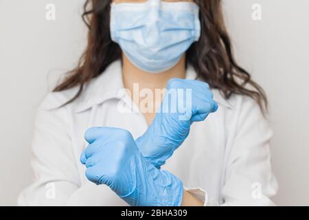 Stoppen Sie SARS-CoV, SARSCoV, Virus 2020, chinesisches Virus COVID-19. Frauen Hände in blauen medizinischen Handschuhen zeigen EIN STOPPSCHILD für Krankheit. Arzt trägt Schutz Stockfoto