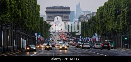 Starker Verkehr vor dem Triumphbogen, Champs-Elysees, Paris, Frankreich Stockfoto