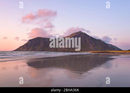 Sonnenuntergang, Skagsanden, Brunstranda, Strand, Spiegelung, Berge, Flakstadoya, Lofoten, Norwegen, Europa Stockfoto