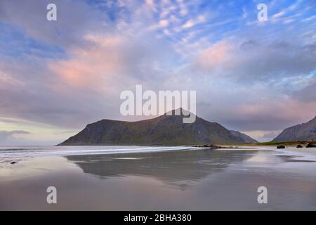 Sonnenuntergang, Skagsanden, Brunstranda, Strand, Spiegelung, Bucht, Berge, Flakstadoya, Lofoten, Norwegen, Europa Stockfoto