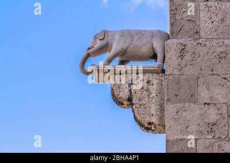 Elefantenturm, Detail der Außenseite des Torre dell'Elefante im Castello, zeigt die Steinstatue eines Elefanten, Cagliari, Sardinien, Italien Stockfoto