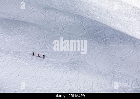 Drei Skibergsteiger auf Schnee von Skigebieten gezogen, Monte Alto (High man), hohe Tauern, Gsiesertal / Gsieser Tal, Südtirol, Italien Stockfoto