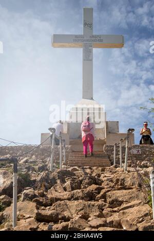 Europa, Balkan, Bosnien und Herzegowina, Medjugorje. Pilger beten in der Nähe von Krizevac Stockfoto