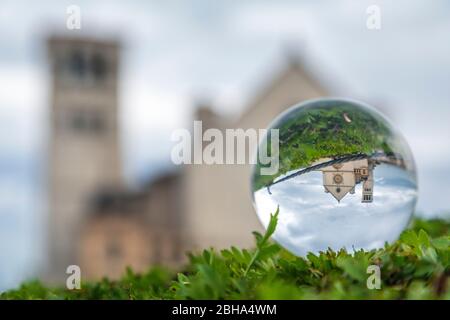 Basilika San Francesco durch eine Kristallkugel gesehen, Assisi, Perugia Viertel, Umbrien, Italien, Europa Stockfoto