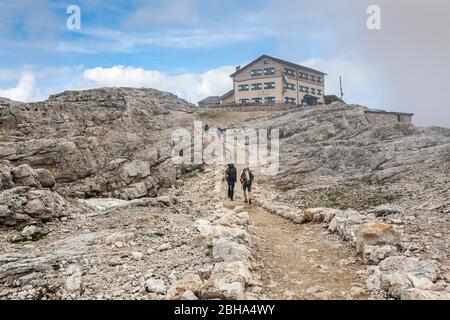Berghütte Rosetta - Giovanni Pedrotti, Hochebene Rosetta, Pale di San Martino, Pala-Gruppe, Dolomiten, Trentino, Italien Stockfoto