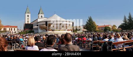 Europa, Balkan, Bosnien und Herzegowina, Medjugorje. Eine Open-Air-Messe am James Parish Church in Medjugorje Stockfoto