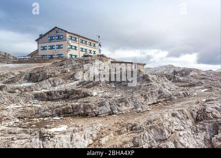 Berghütte Rosetta - Giovanni Pedrotti, Hochebene Rosetta, Pale di San Martino, Pala-Gruppe, Dolomiten, Trentino, Italien Stockfoto