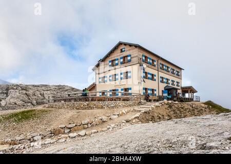 Berghütte Rosetta - Giovanni Pedrotti, Hochebene Rosetta, Pale di San Martino, Pala-Gruppe, Dolomiten, Trentino, Italien Stockfoto