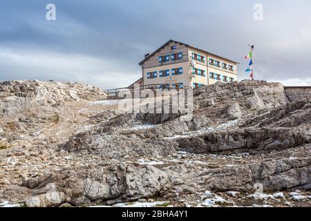 Berghütte Rosetta - Giovanni Pedrotti, Hochebene Rosetta, Pale di San Martino, Pala-Gruppe, Dolomiten, Trentino, Italien Stockfoto