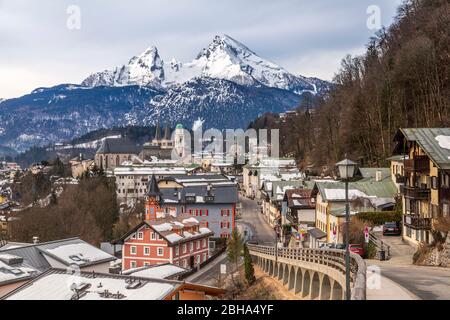 Historische Stadt Berchtesgaden im Winter mit dem Watzmann, Berchtesgadener Land, Oberbayern, Bayern, Deutschland Stockfoto